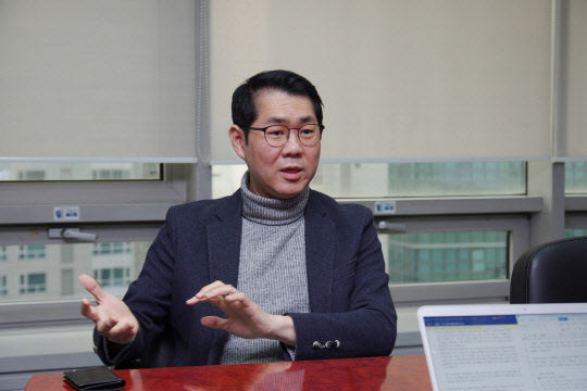 장원균 ABL생명 전무는 지난 11일 그의 집무실에서 있었던 디지털타임스와 인터뷰에서 "고객들이 기하급수적으로 발달하는 여러 기술의 도움으로 지금보다 훨씬 더 많은 양질의 정보와 빠른 소통능력을 갖게 된 만큼 보험업도 진화해야 한다"고 강조했다. ABL생명 제공.